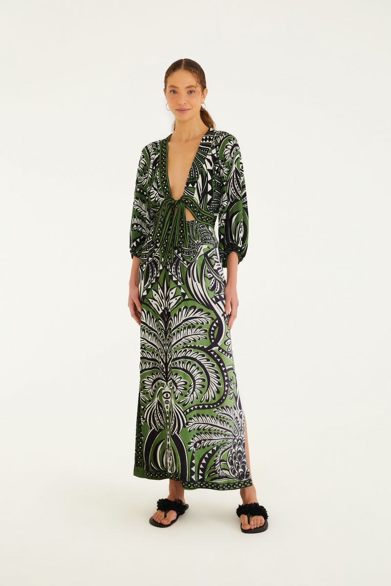 Vestido estampado con diseño botánico en tonos verdes y negros, con escote profundo y mangas largas.