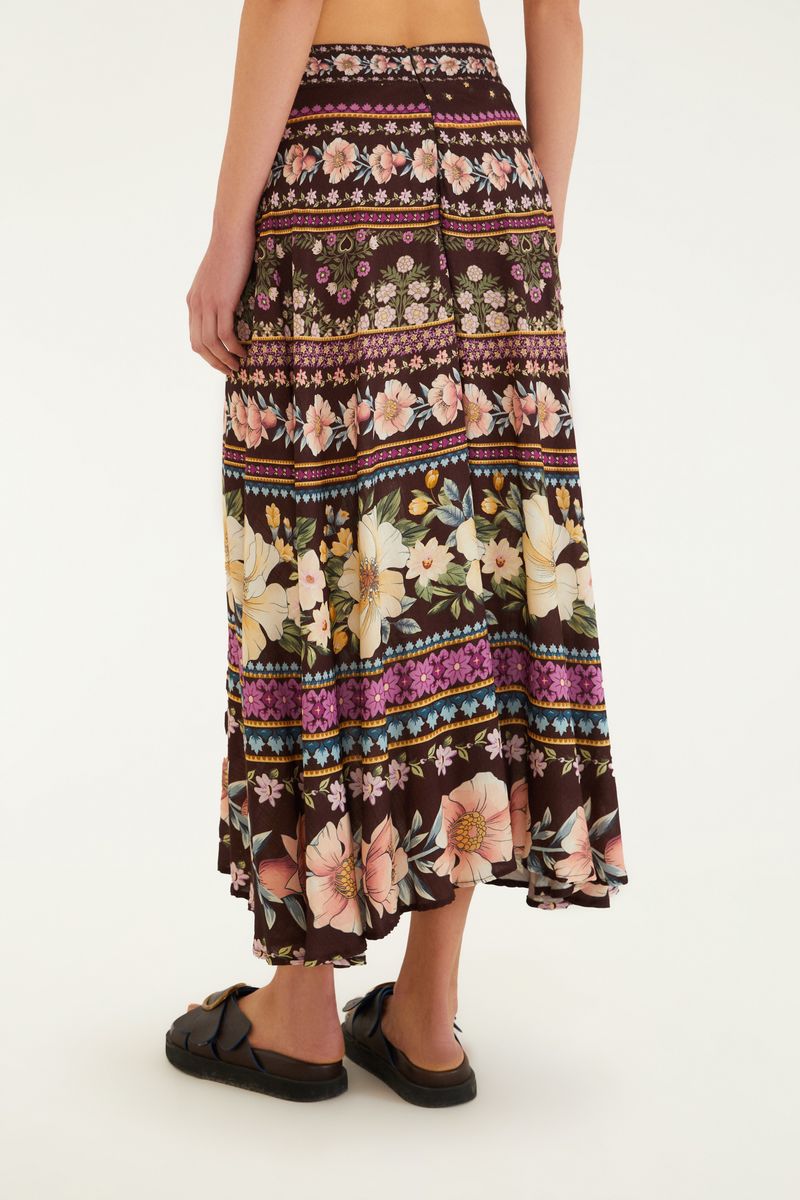 Detalle del borde de la falda con estampado floral vibrante.