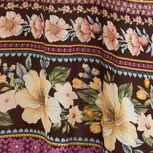 Vista trasera de la falda destacando el diseño floral y el ajuste elástico.