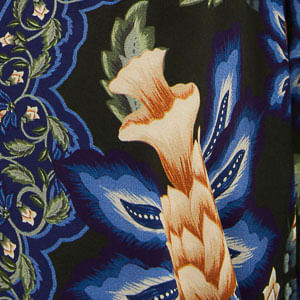 Acercamiento de la estampado floral vibrante de la blusa.