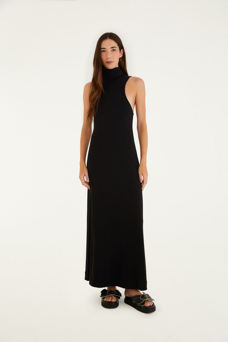 Vestido negro largo con cuello alto, visto desde el frente.