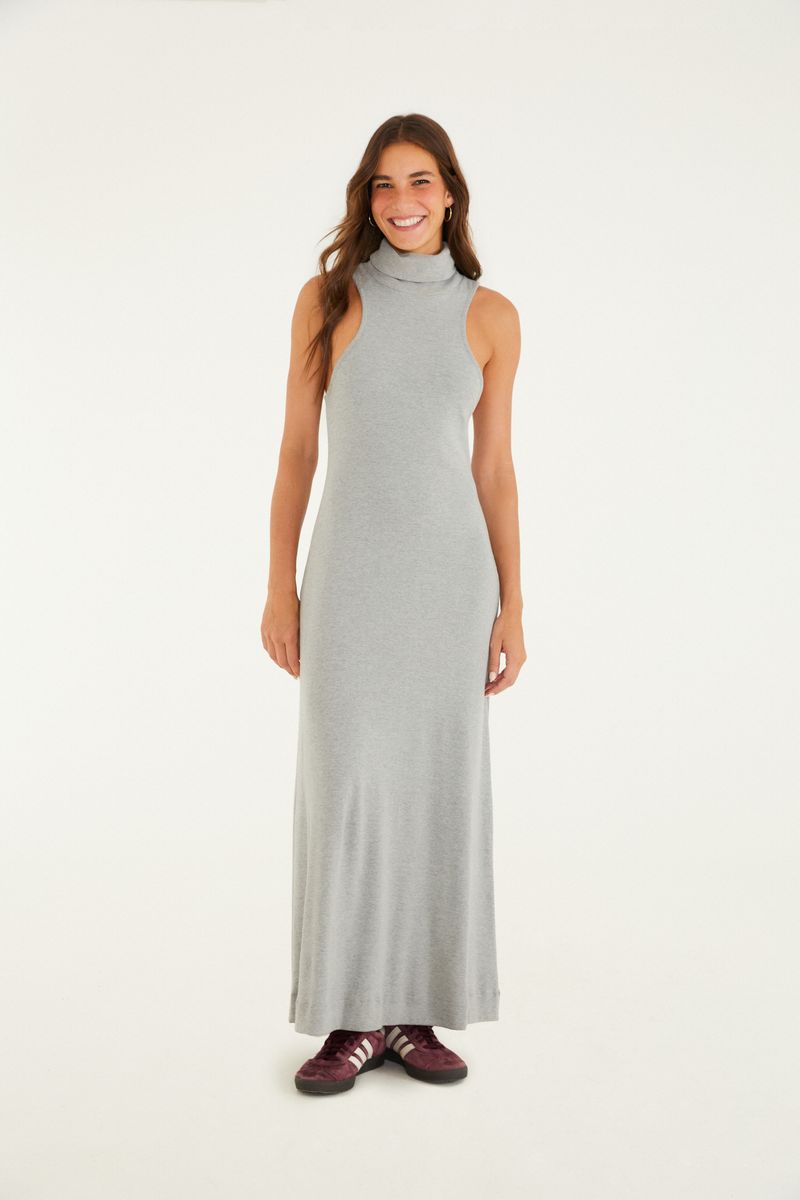 Vestido gris largo con cuello alto, sin mangas, visto de frente.
