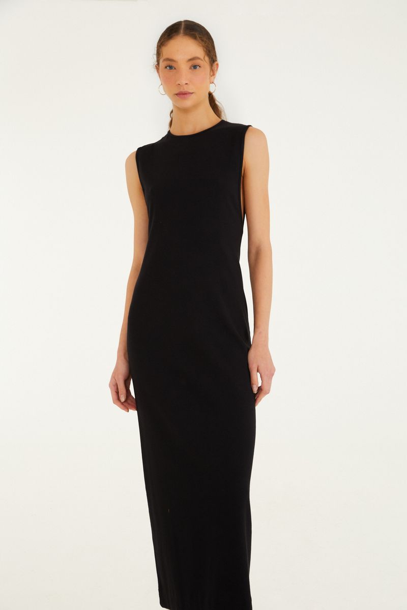 Imagen de una modelo mostrando el vestido negro de frente, destacando el ajuste y el diseño minimalista.
