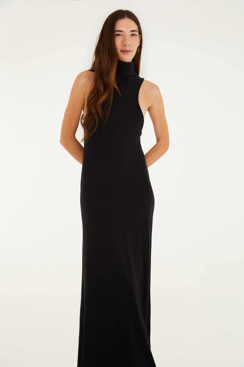 Vestido negro largo con cuello alto, visto desde atrás.