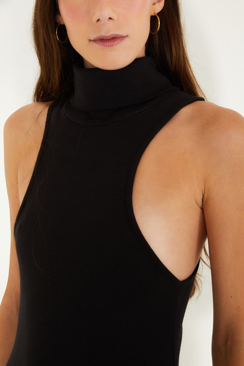 Detalle del cuello alto del vestido negro.