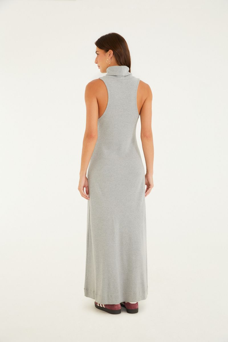 Vestido gris largo con cuello alto, sin mangas, visto de espaldas.