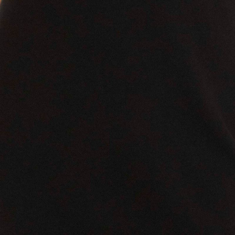 Imagen del tejido negro del vestido, mostrando la textura y color sólido.