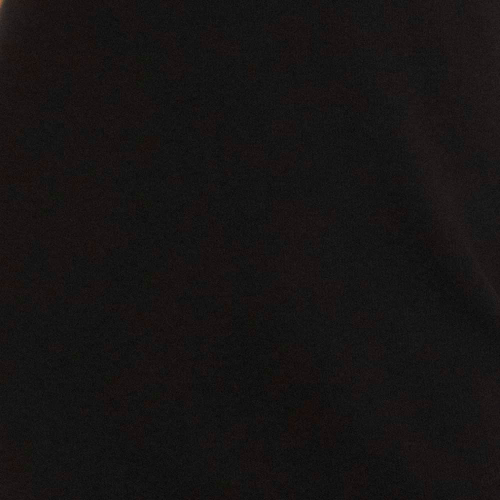 Imagen del tejido negro del vestido, mostrando la textura y color sólido.