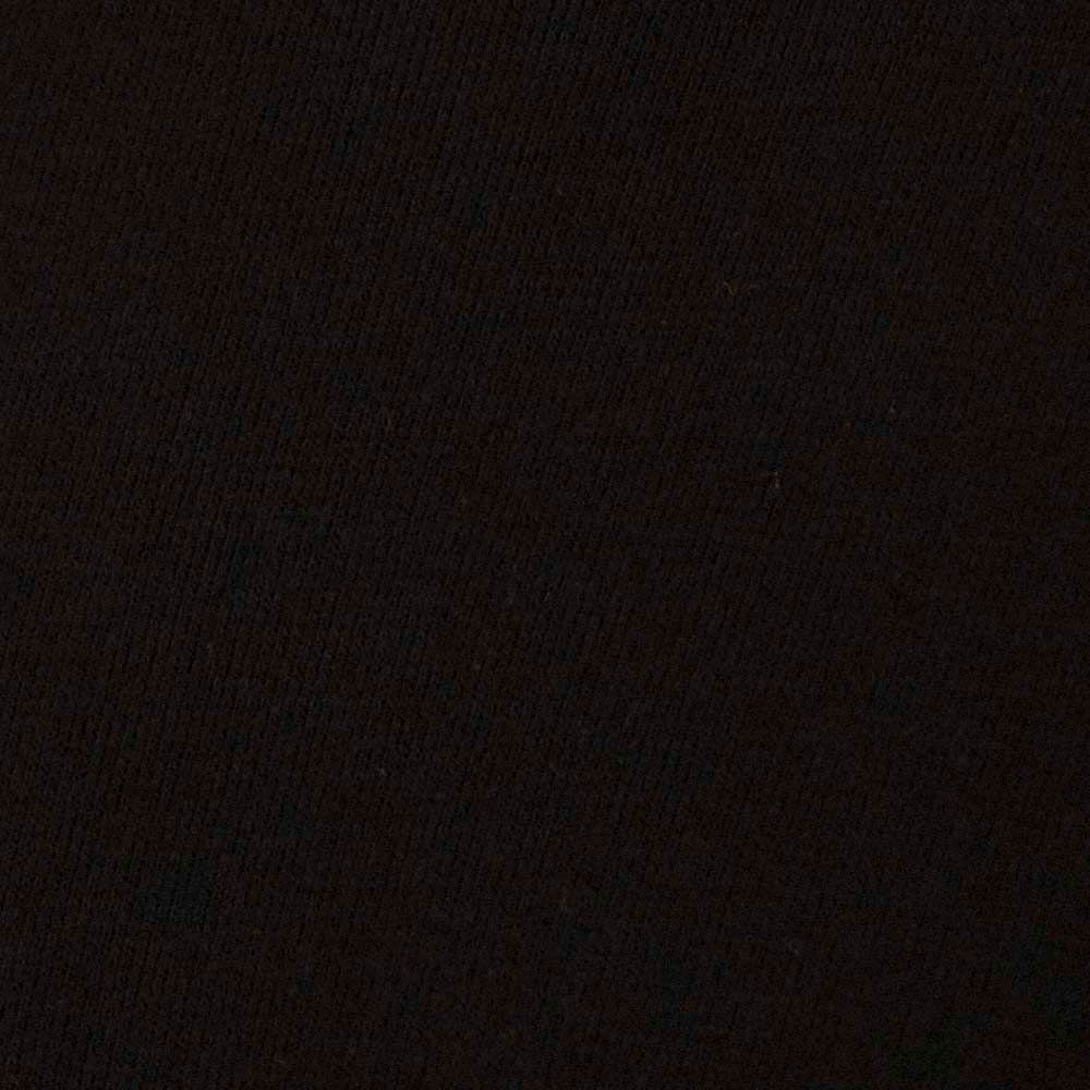 Detalle de la tela negra del vestido.
