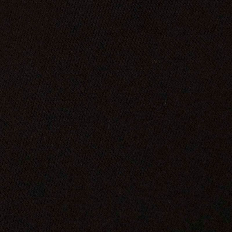 Detalle de la tela negra del vestido.