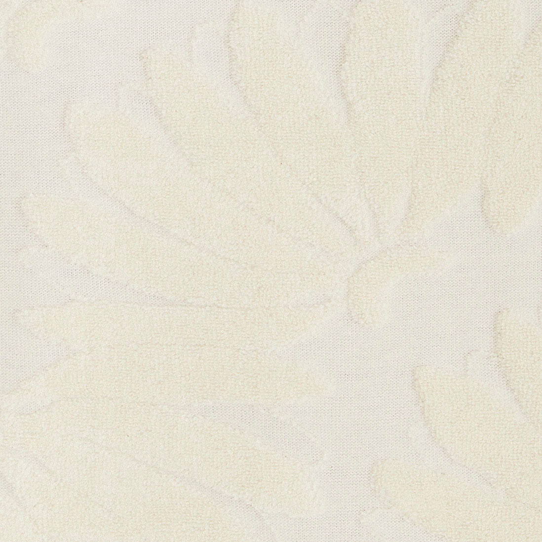 Detalle del tejido lurex del vestido corto mostrando textura y patrón.