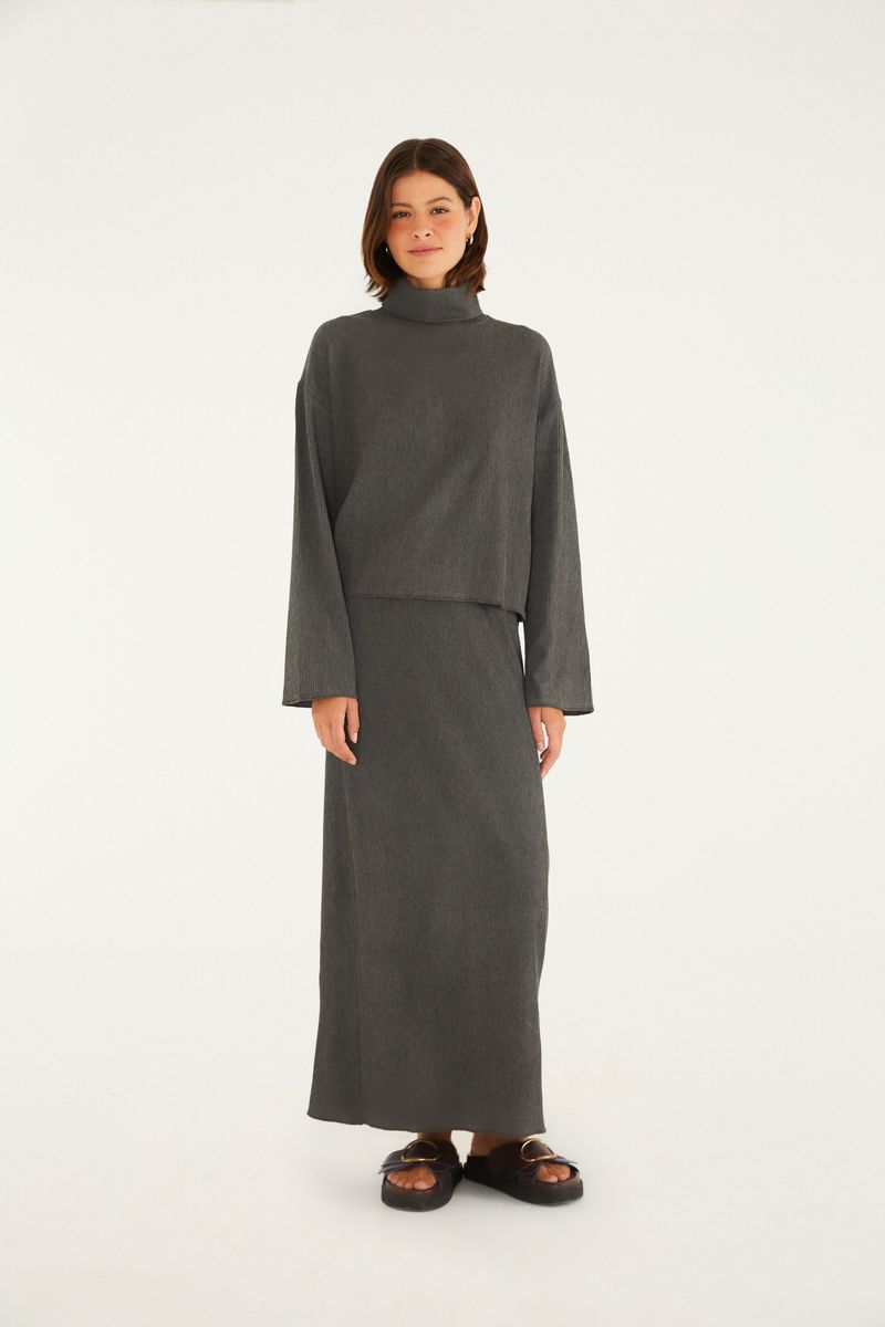 Falda recta con textura mezcla en tono oscuro, vista frontal con blusa combinada.
