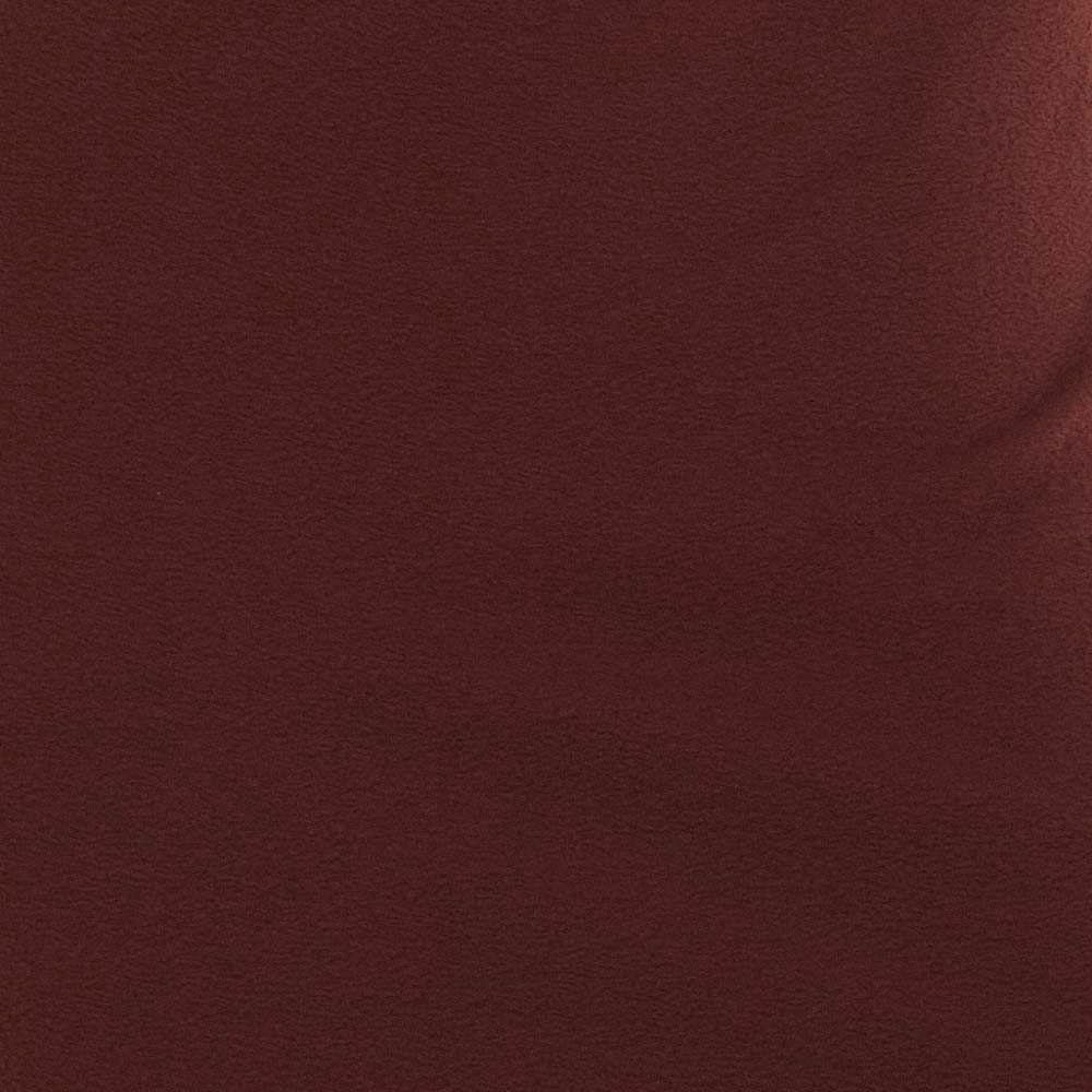 Acercamiento a la textura del tejido del vestido largo en marrón.