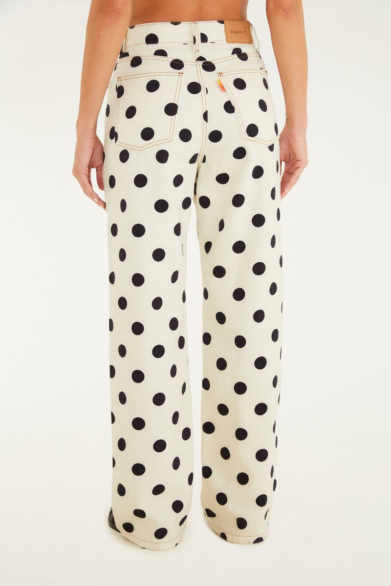 Detalle del dobladillo del pantalón recto de sarga con estampado de lunares, mostrando el acabado.