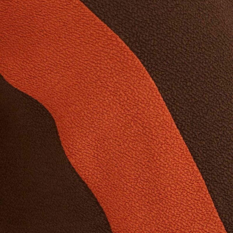 Detalle del estampado geométrico en tonos de marrón y naranja del vestido largo.