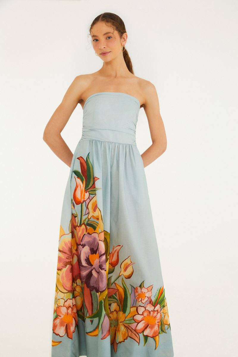 Vestido largo con estampado de follaje en tonos vibrantes, modelo strapless, mostrado en vista frontal.