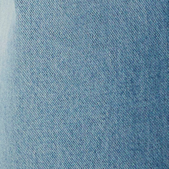 Detalle del dobladillo aplicado en el pantalón jeans maxi wide azul claro.
