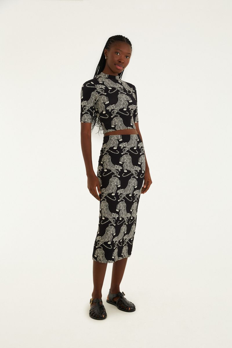 Conjunto de blusa cropped y falda con estampado de tigres, vista lateral.