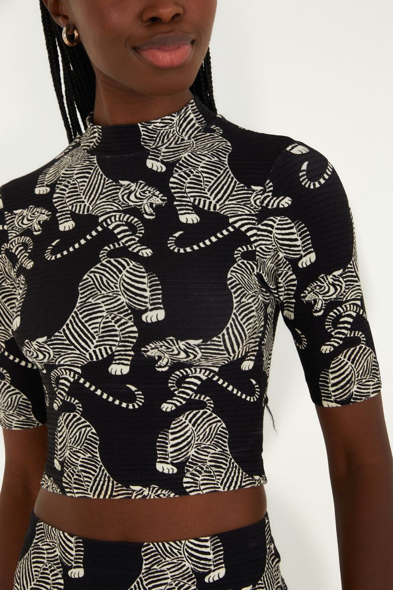 Detalle del estampado de tigres en la blusa cropped, vista cercana.