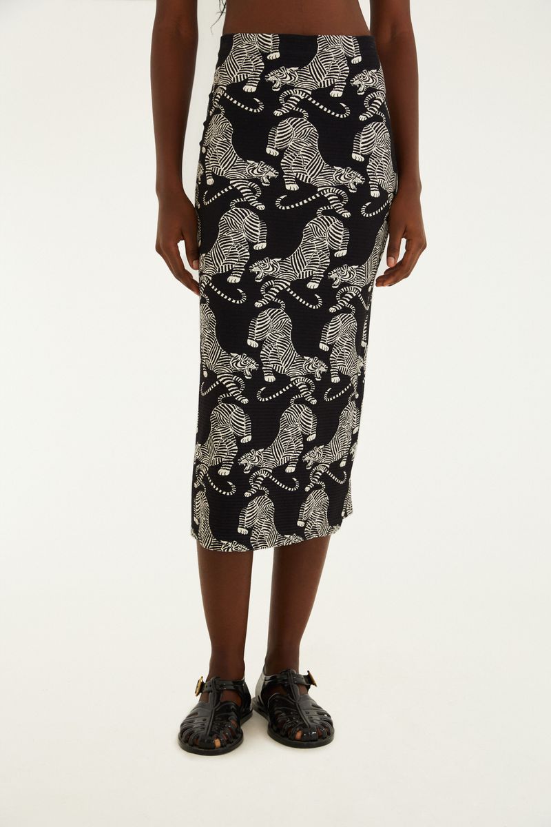 Saia midi Tigres con estampado de tigres en blanco y negro, detalle del ajuste en la cintura.