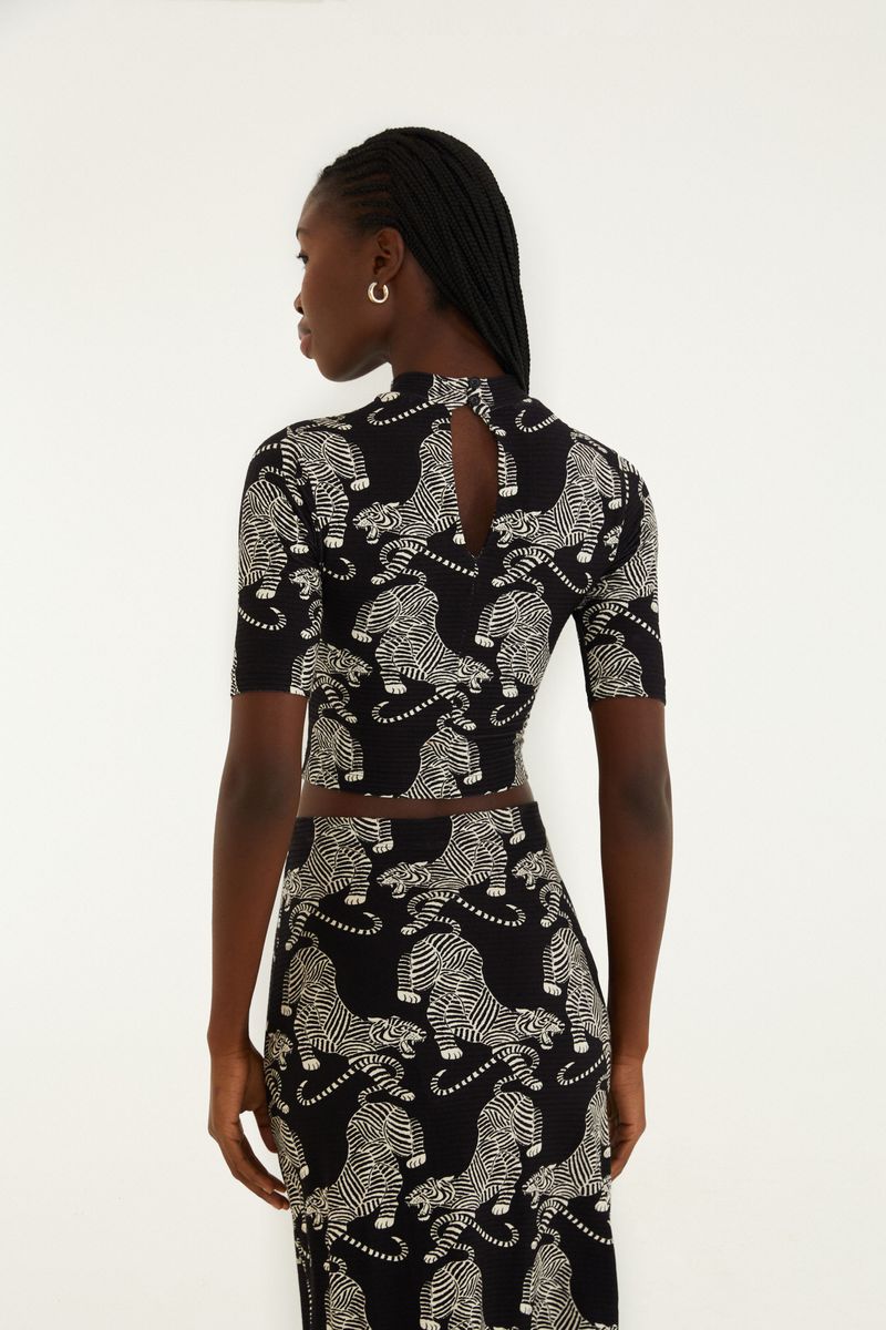 Blusa cropped con cuello alto y estampado de tigres, vista trasera.