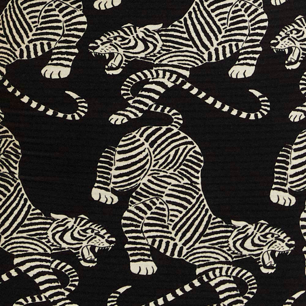 Detalle del estampado de tigres en blanco y negro de la saia midi Tigres.