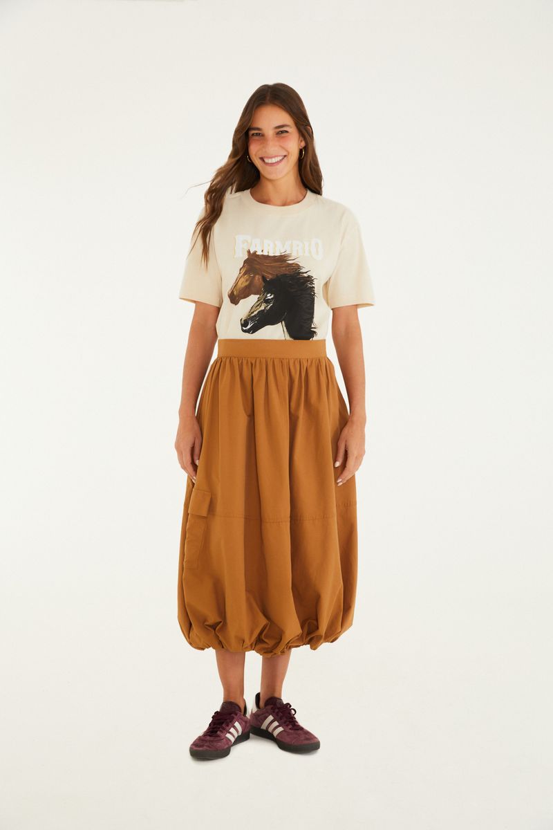 Camiseta Farm Río con diseño de caballos, vista completa con falda.