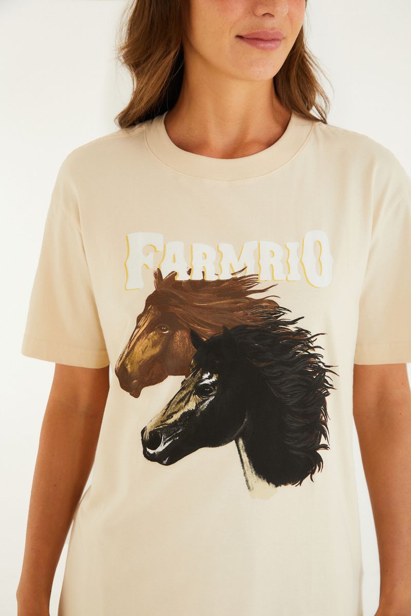 Detalle del diseño de caballos en la camiseta Farm Río.
