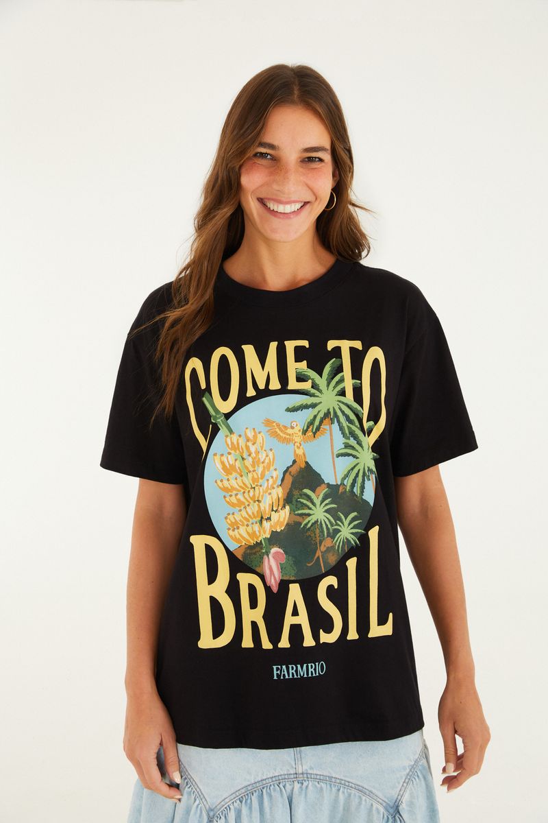 Camiseta negra con estampado tropical en el frente.