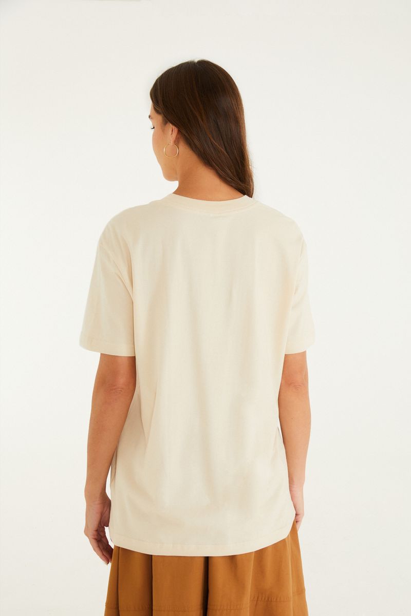 Vista trasera de la camiseta Farm Río con diseño de caballos.