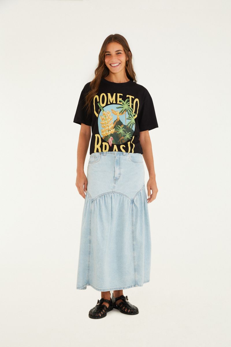 Vista completa de la camiseta con falda de mezclilla.