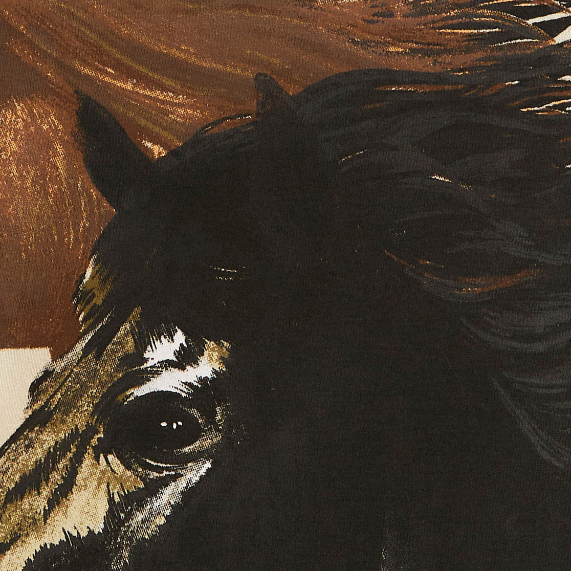 Acercamiento al diseño de caballos en la camiseta Farm Río.