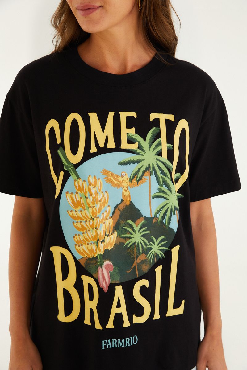 Detalle del estampado tropical en la camiseta.