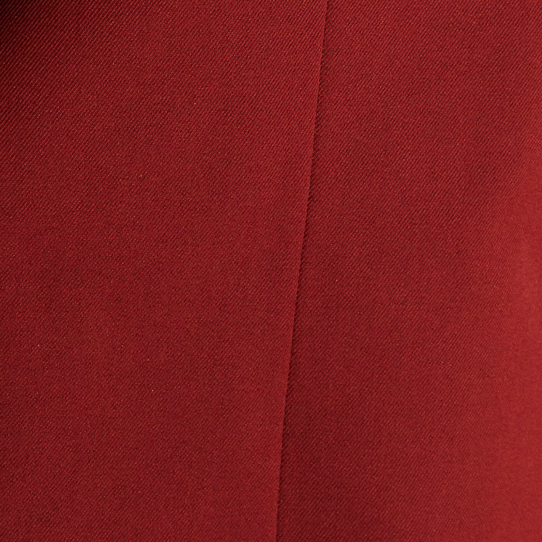 Acercamiento al bolsillo parche del blazer rojo de corte sastre.