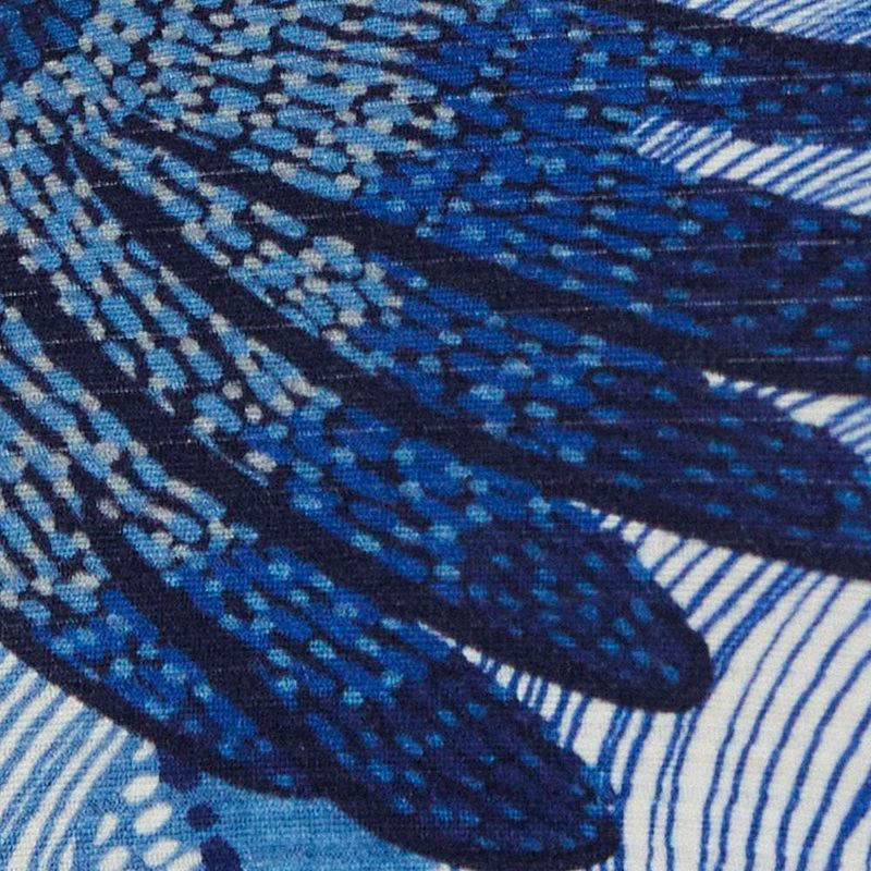 Close-up de la tela de la Blusa Cropped Fiesta de Pájaro, evidenciando la calidad y detalles del estampado.