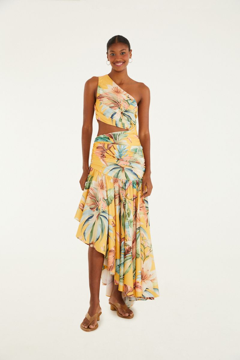 Vestido largo con diseño tropical, modelo de un solo hombro, mostrado de frente.