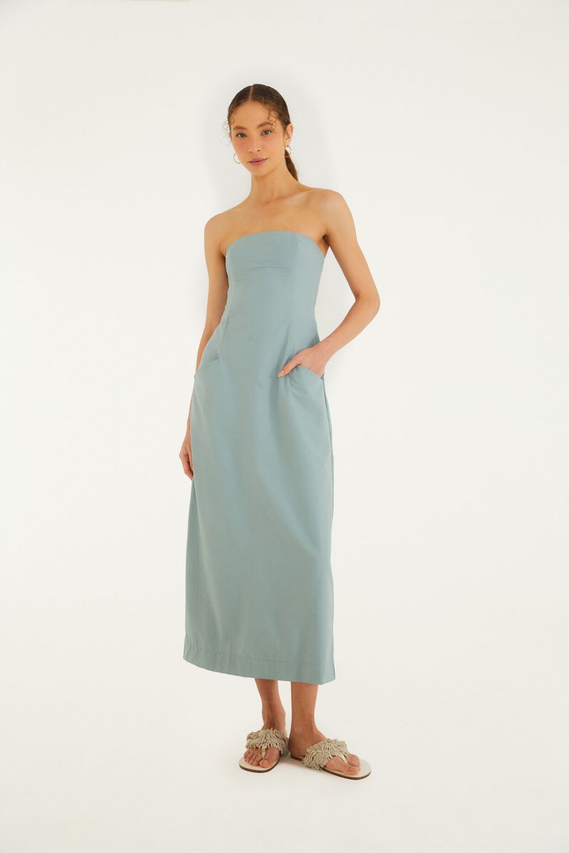 Vestido recto de sastrería azul claro, sin tirantes, longitud midi, con detalles de costura y abertura trasera.