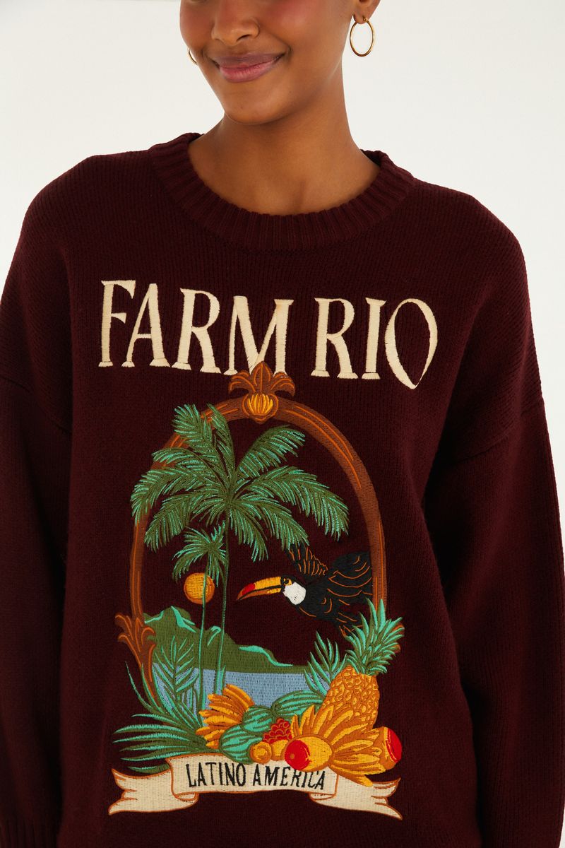 Detalle del estampado tropical en el tricot vino.