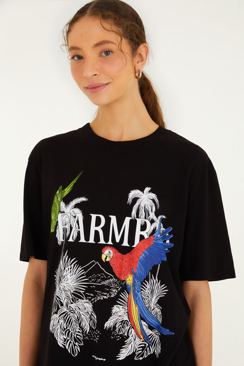 Detalle del estampado tropical con guacamayas y follajes.