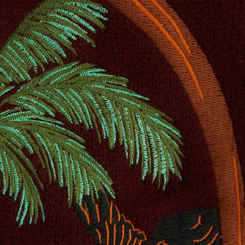 Acercamiento del estampado tropical en el tricot vino.