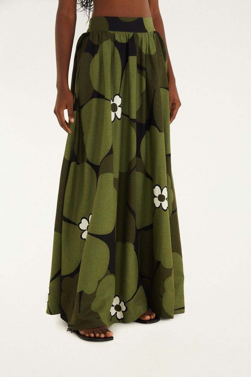 Detalle del estampado floral de la Falda Flor Bela, con elementos grandes en verde y negro.