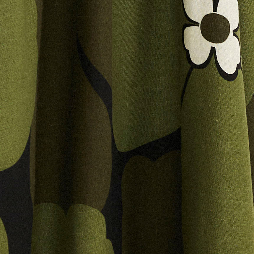 Primer plano del borde de la Falda Flor Bela, destacando los detalles del estampado floral.