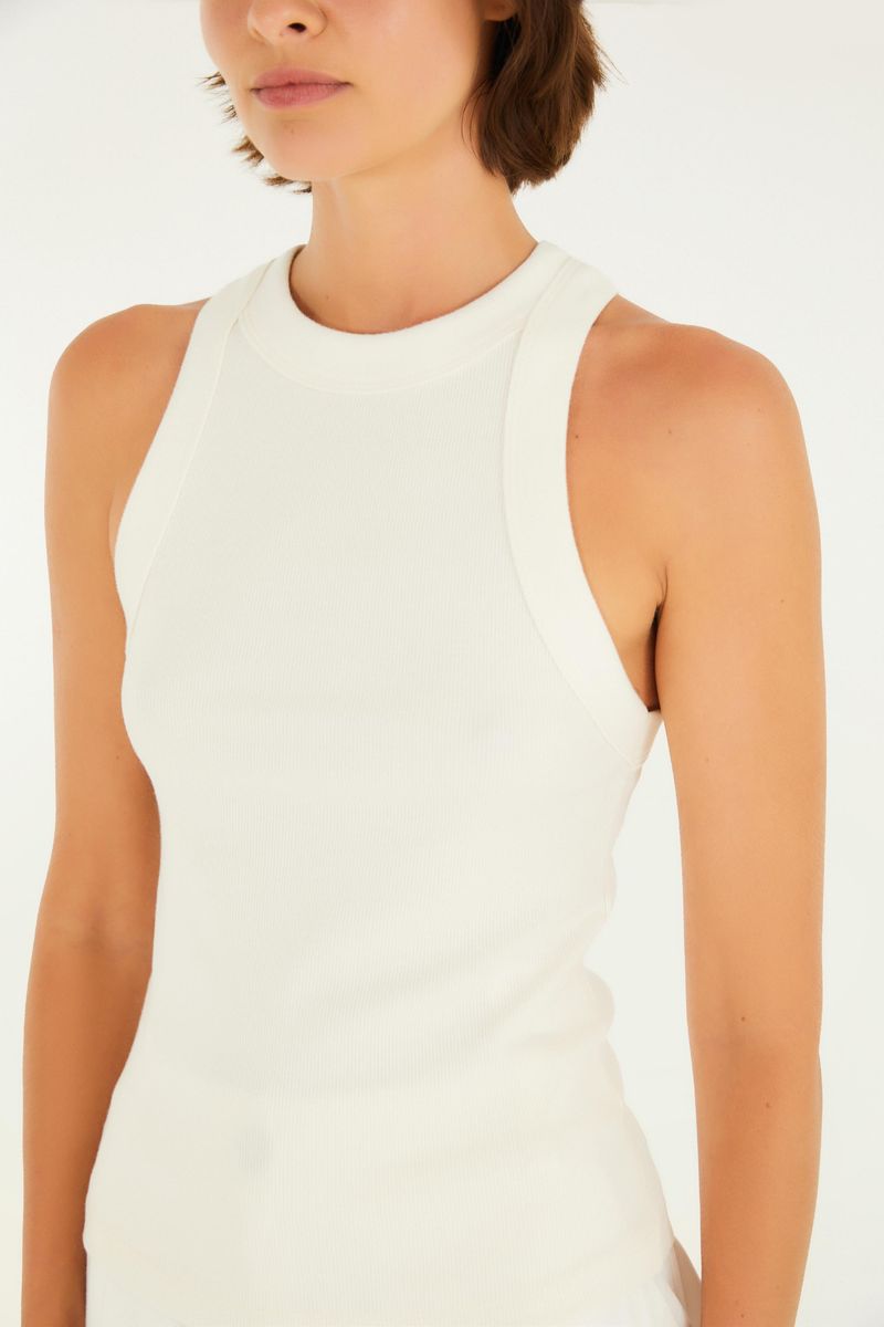 Detalle del escote redondo de la camiseta sin mangas Leticia, destacando su acabado.