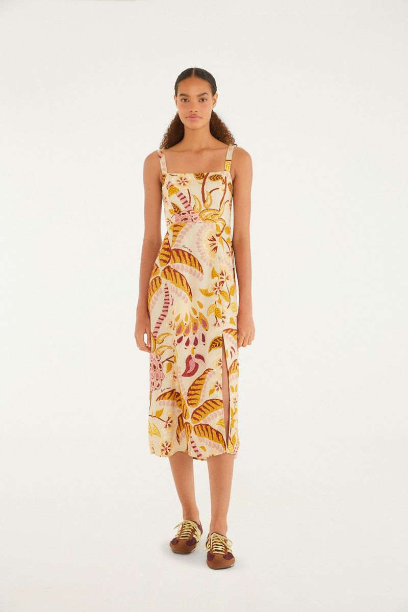 Imagen de un vestido corto con estampado tropical, tirantes delgados y escote cuadrado, mostrando detalles del estampado.