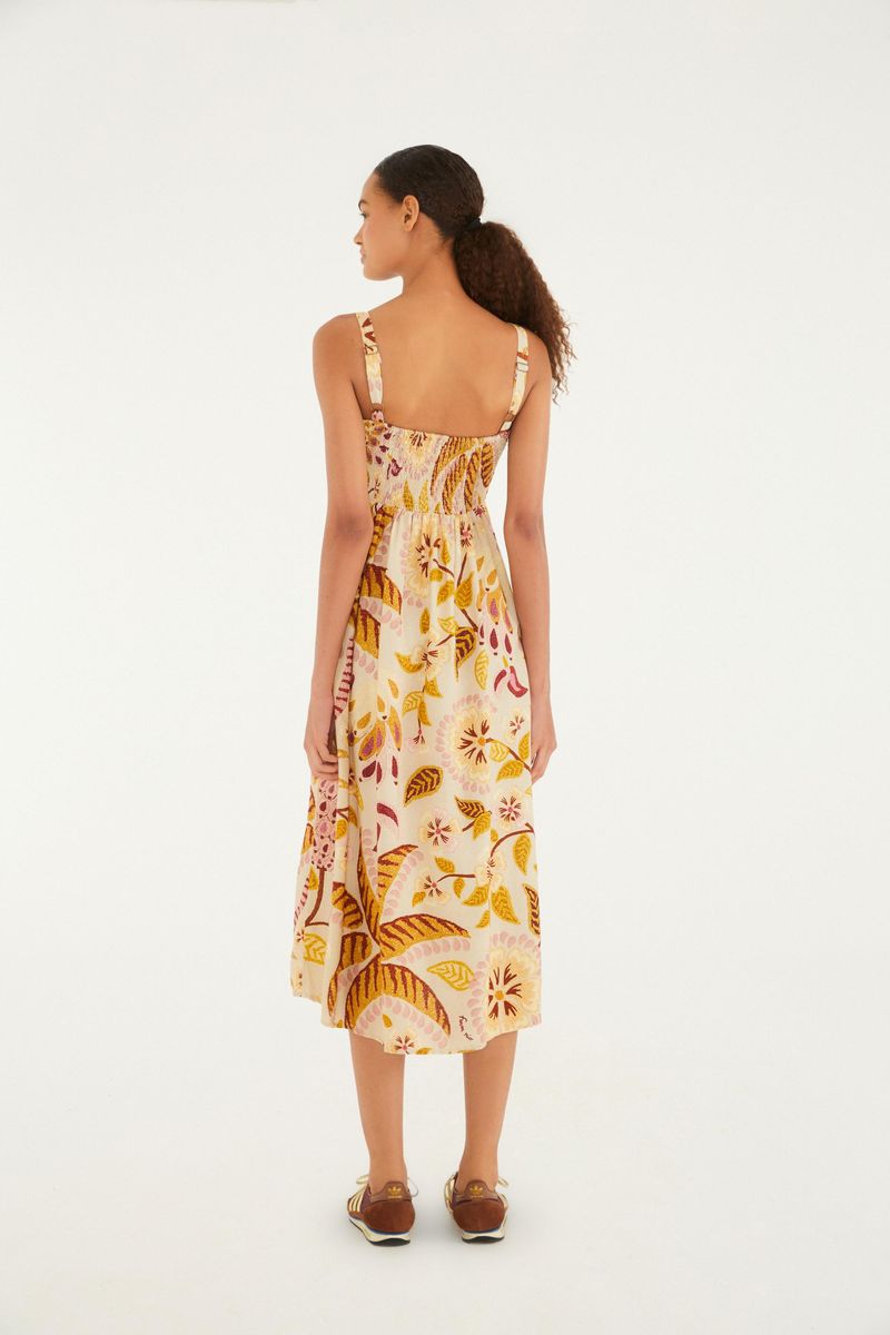 Imagen de un vestido corto con estampado tropical, tirantes delgados y escote cuadrado, visto desde atrás.