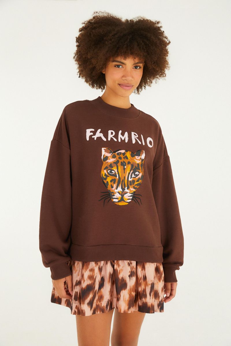 Vista frontal del vestido de moletón marrón con estampado de tigre y texto 'Farm Rio', mostrando detalles de la falda.
