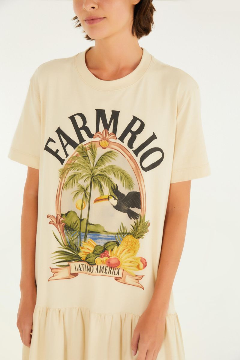 Primer plano del vestido mostrando detalles del diseño tropical con elementos como tucán y follaje.