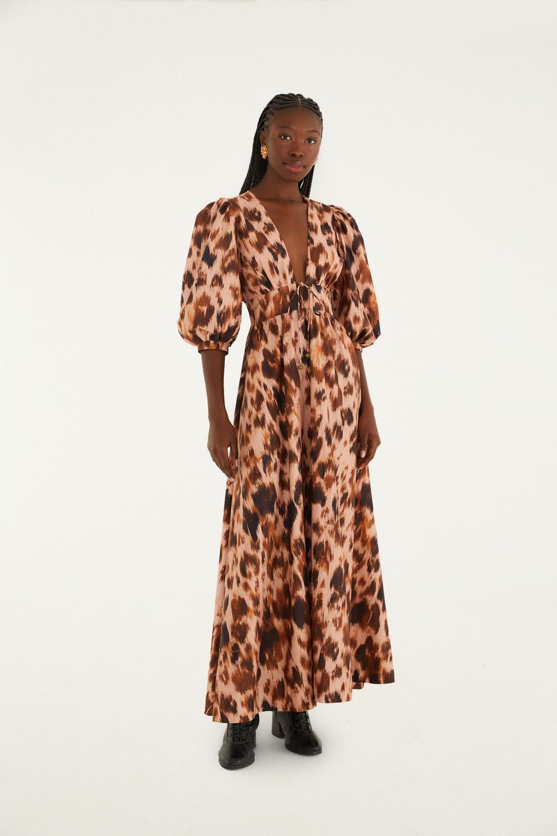 Vestido largo con estampado de leopardo, tirantes delgados y escote profundo, mostrado en vista frontal.