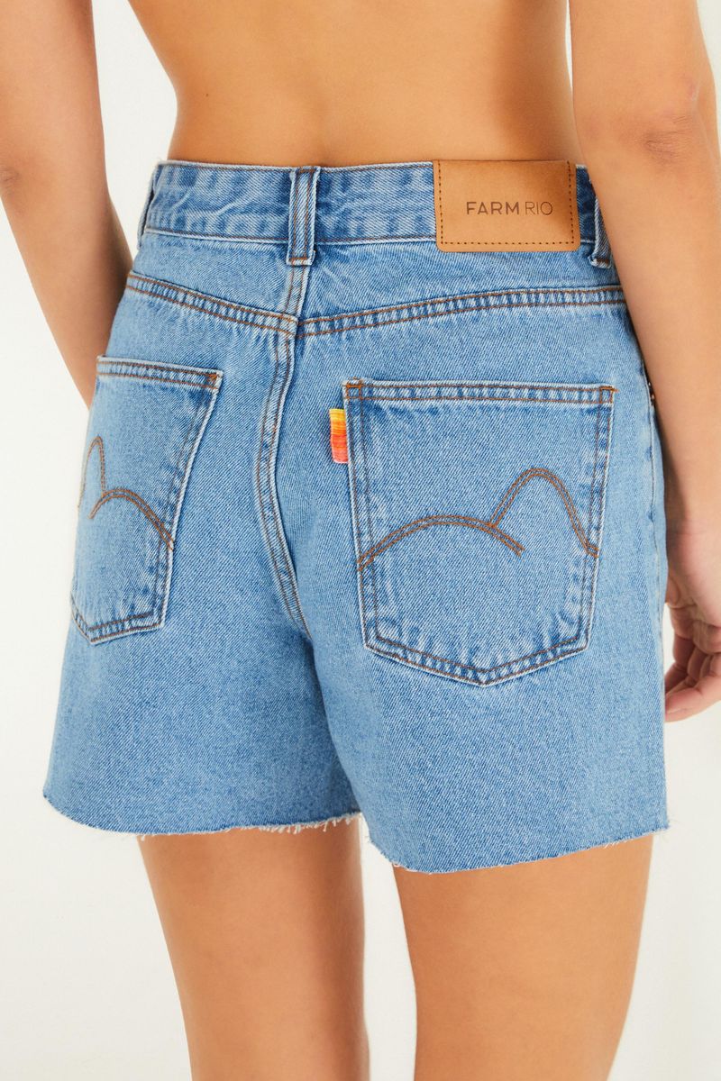 Vista trasera del short jean azul mostrando bolsillos y etiqueta de marca.