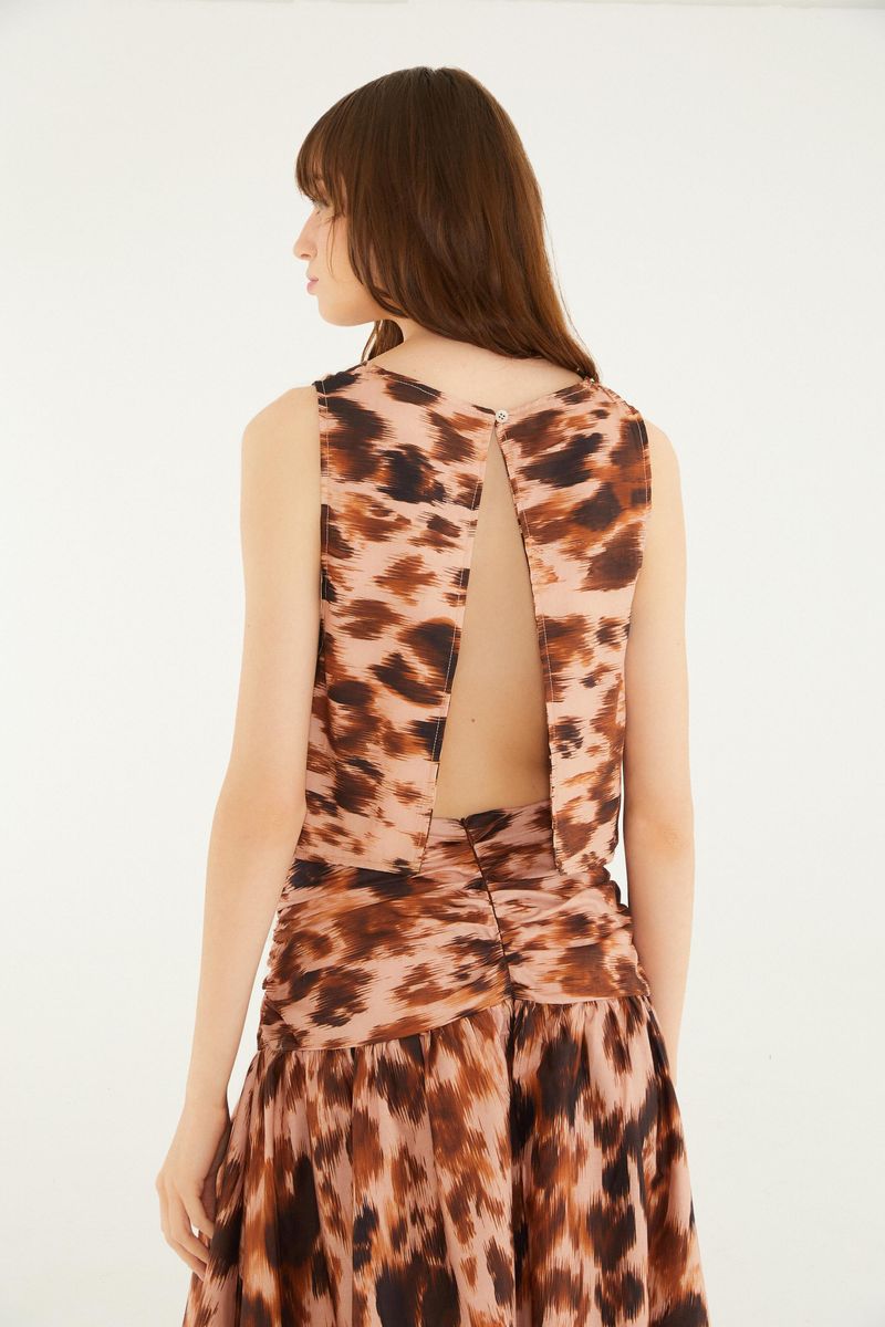 Vista trasera de un top estampado con patrón de onza Ikat, mostrando detalle de amarre.